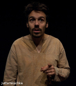 Sylvain contant dans le Claude