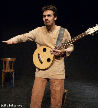 Sylvain contant dans le Claude