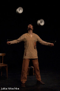 sylvain jonglant dans le Claude